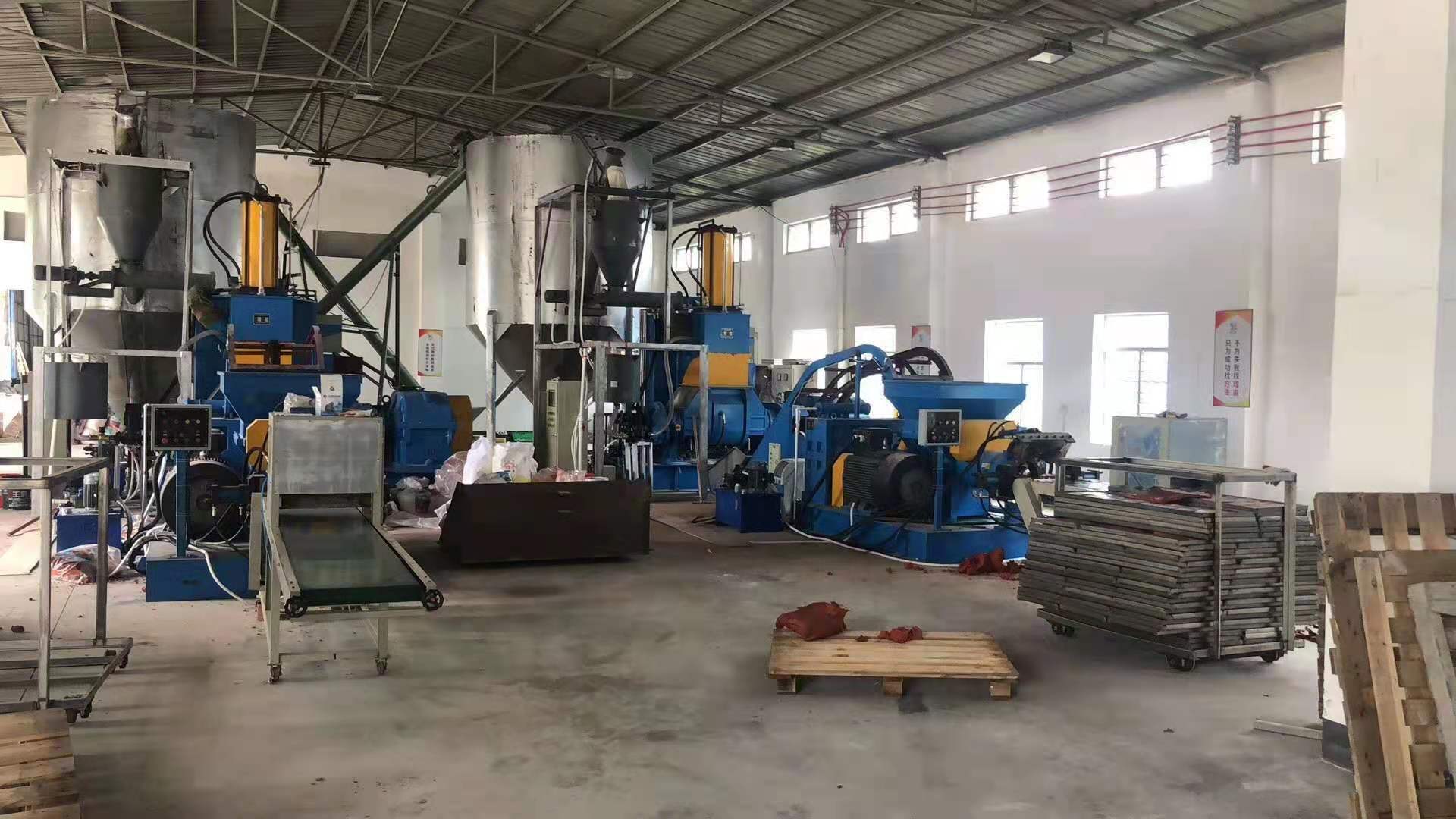 體育跑道生產(chǎn)線(xiàn)展示